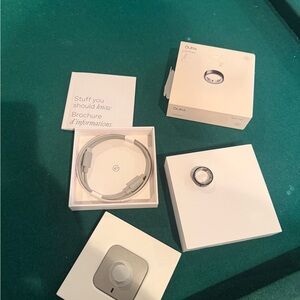 Oura Ring Gen 4 black Smart Ring ActivityTracker Charging Cable new in the box